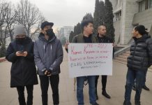 Жогорку Кеңештин алдында Казакстандагы кырдаал боюнча нааразылык акциясы өтүүдө