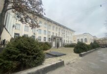 Салык кызматынын темир тосмолору алынууда