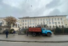 В Бишкеке сносят забор возле здания ГНС