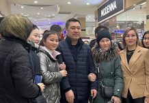 Садыр Жапаров «пошопился» в ГУМе и пообщался с народом. ВИДЕО