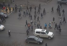 Протестующие прорвались в здание акимата в Алматы