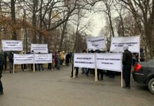 Возле ГКНБ митингуют сторонники задержанного главы Таможни Кубанычбекова