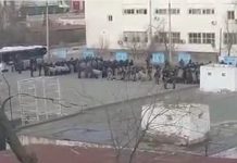 В города Казахстана стягивают военную технику. Эксклюзивные кадры