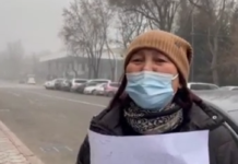 Плачущая женщина у Дома правительства требовала встречи с президентом. В мэрии сообщили подробности