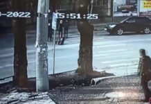 В Бишкеке 22-летняя девушка на «Фите» сбила пешехода и скрылась. ВИДЕО