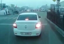 Скорая помощь опрокинулась на крышу после ДТП. Момент аварии попал на видео