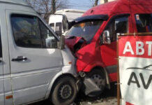 Момент столкновения маршруток «лоб в лоб» попал на видео, пострадали 18 человек