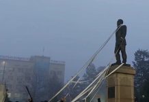 В Талдыкоргане сносят памятник Назарбаеву. Видео