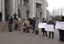 В Бишкеке митингуют против отправки кыргызских миротворцев в Казахстан