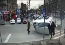 В Бишкеке машина после ДТП опрокинулась и едва не сшибла пешеходов