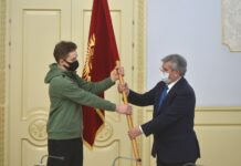 Госсекретарь КР передал Максиму Гордееву, участвующему в Олимпиаде в Пекине, флаг страны