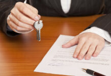 Мошенник в Токмаке продавал чужие квартиры, выдавая за свои