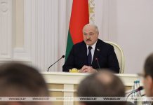Лукашенко предложил народу Казахстана «встать на колени перед военными и извиниться»