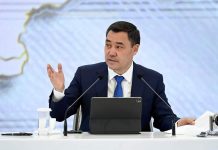 Президент депутаттардан суранды: “Колубуздан келген жардамыбызды берели”