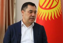 Садыр Жапаров Казакстандагы кырдаалга көз салып жатат