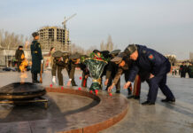 Жеңиш аянтында өчпөс отко гүл чамбарлар коюлуп, согушта курман болгондор эскерилди