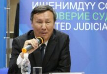 Конституциялык палатанын төрагасы Карыбек Дүйшеев өз каалоосу менен кызматтан кетти