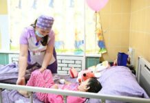 Девочке, которую мать сбросила в вольер к медведю, подарили пожизненный бесплатный вход в зоопарк