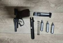 В Дубовом парке подростки с пистолетом ограбили прохожего