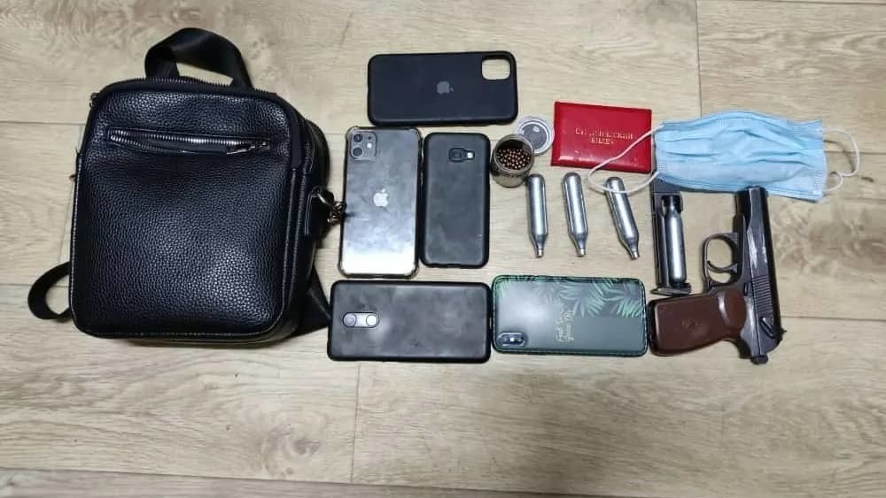 1304521. B37e4f0cdba719827b2aa13b3f15413b в дубовом парке подростки с пистолетом ограбили прохожего