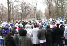 Травматология жана ортопедия илим изилдөө борборунун алдында митинг болуп жатат