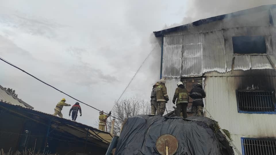 1306140.7dfa373eb2289d03f1a59260a7d9ecab В Маевке сгорел склад автозапчастей