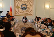 В Жогорку Кенеше обсудили защиту прав человека и состояние свободы слова в КР