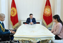 Президент чек ара заставасынын башчысы Мирбек Султанбек уулуна батирдин ачкычын берди