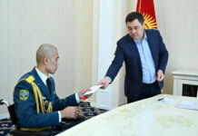 Садыр Жапаров вручил ключи от квартиры раненому на границе военному