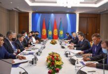 Глава кабмина КР и премьер Казахстана провели двустороннюю встречу. Что обсудили