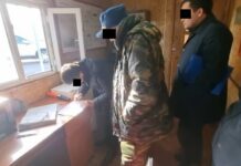 Салмак-габариттик көзөмөл пунктунун инспекторлору айдоочулардан системалуу түрдө акча талап кылып турган