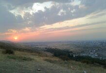 Четверо мужчин ограбили молодых людей на панораме