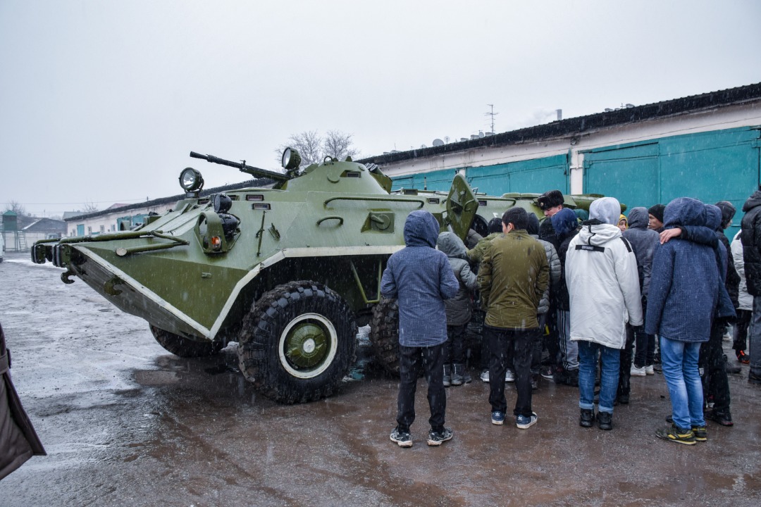 9eae1373 6578 425d 88ab 12e35ca6efd2 В закрытой военной части Бишкека провели день открытых дверей для детей-сирот