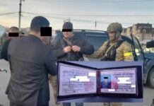 ИИМдин Уюшкан кылмыштуулукка каршы күрөшүүнүн кызматкерлери 6 миң АКШ доллар алып жаткан жеринен кармалды