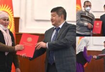 Акылбек Жапаров Баткендеги аз камсыз болгон 50 үй-бүлөгө 100 миң сом өлчөмүндөгү гранттарды тапшыруу аземине катышты