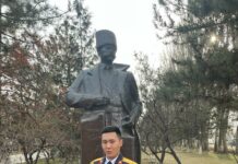 Дүйнөлүк көчмөндөр оюнунда комуз черткен 1000 комузчунун бири курсант Айдарбек Илиясов