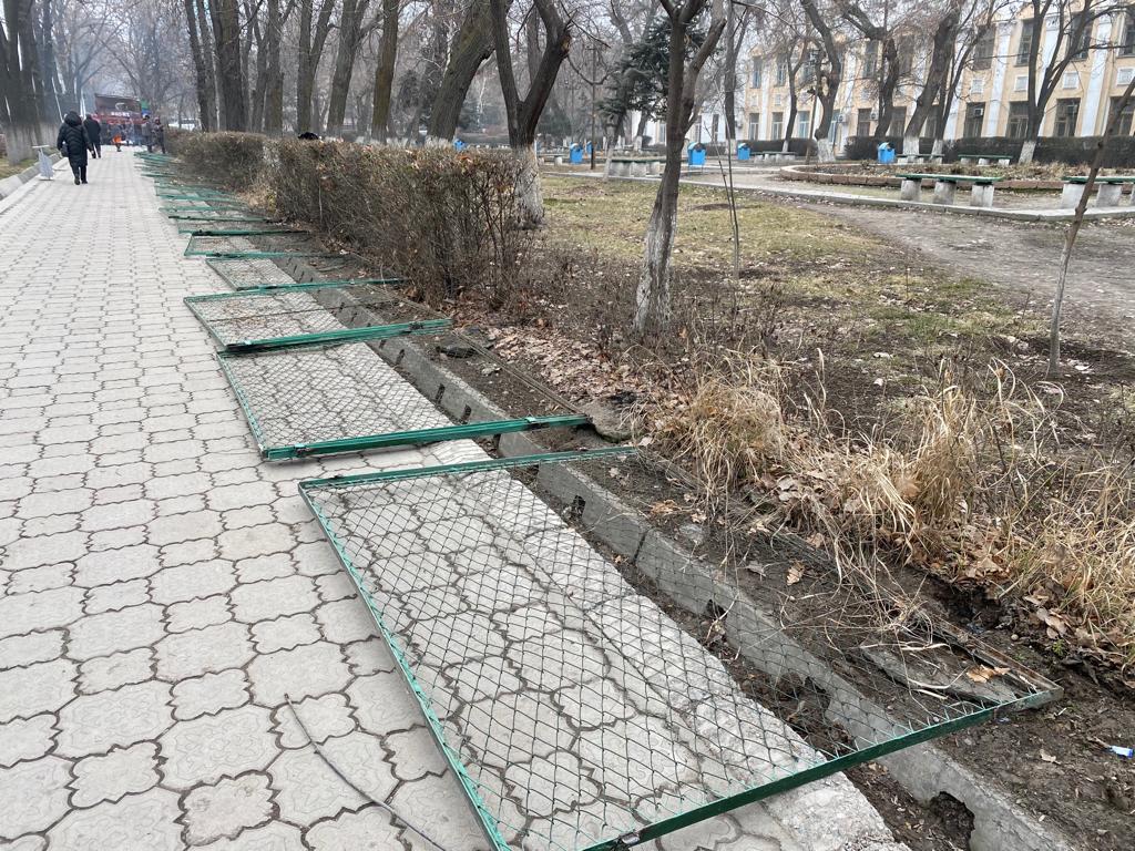 WhatsApp Image 2022 02 02 at 11.48.27 1 Забор вокруг КНУ демонтировали. ФОТО