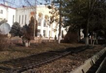 Забор вокруг КНУ демонтировали. ФОТО