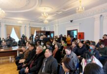 Эки округ боюнча талапкерлердин чүчү-кулак тартуусу өтүп жатат