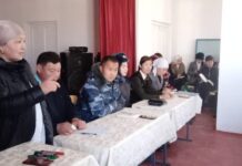 Баткенде милиция кызматкерлери жаш өспүрүмдөрдүн коопсуздугу боюнча жыйындарды өткөрүүдө