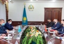 Улан Ниязбеков Казакстандын ички иштер министри Ерлан Тургумбаев менен жолугушту