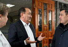 Садыр Жапаров встретился с коллективом бывшего диагностического центра