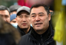 Сүрөт: Президент “Дордой” жана “Ош” базарларын кыдырып жатып, элдин суроолоруна жооп берди