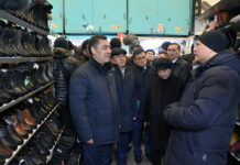 Садыр Жапаров пошел на рынки общаться с простым народом в куртке за $5,900