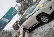 Снегоуборочная машина в Бишкеке «распорола» бок «Тойоты Прадо»