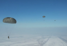 В ходе учений больше 90 спецназовцев ВС КР прыгнули с парашютом. ВИДЕО