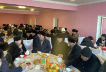 Аксакалы приграничных сел Кыргызстана и Таджикистана встретились за «чаем дружбы»