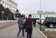 Выбили зуб, порвали губу: в приемной вице-мэра Оша избили журналистов