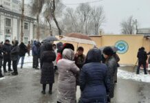 Ураимовдун тарапташтары УКМКнын имаратынын алдында митингге чыгышты