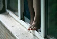 В Бишкеке 18-летняя девушка выпала с 5-го этажа